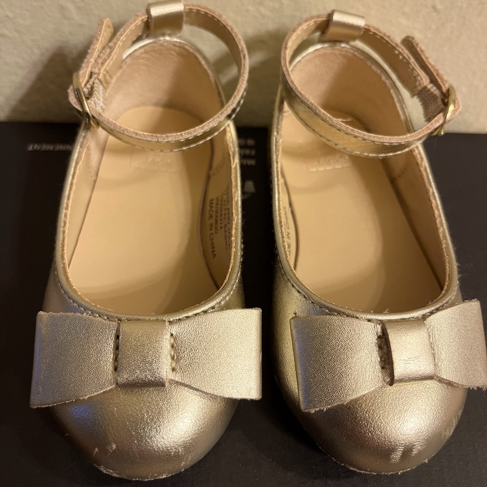 Janie & Jack, Mary Jane style shoes with ankle straps & bow detail. Size 4
